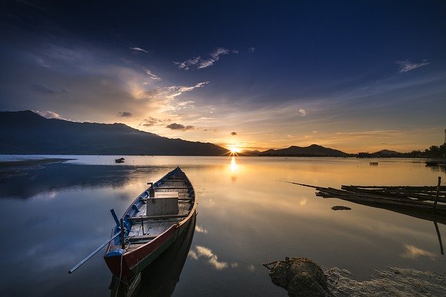 effiongsamuel.art-lonely-boat-pixabay
